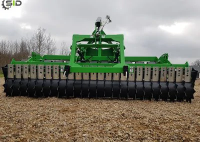 Disc harrow cultivator with hydropack