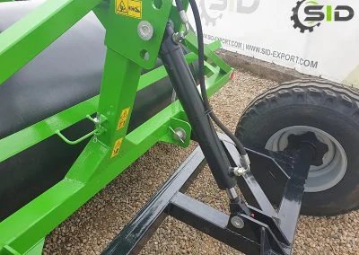 Meadow roller with road wheels - one actuator