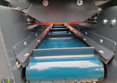 Dosing bucket with conveyor belt