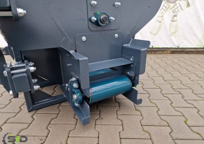 Dosing bucket with conveyor belt