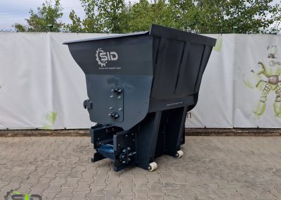 Dosing bucket with conveyor belt