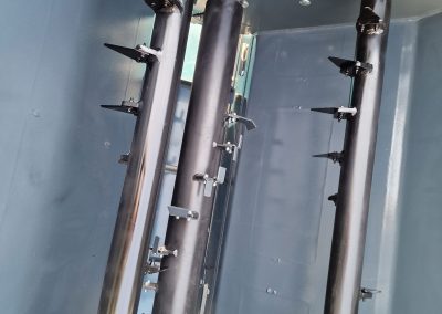 Dosing bucket with conveyor belt