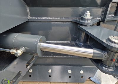 Hydraulic silage blade