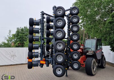 Tires weeder