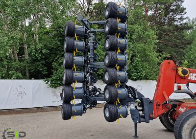 Tires weeder