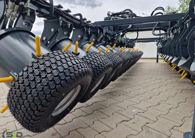 Tires weeder
