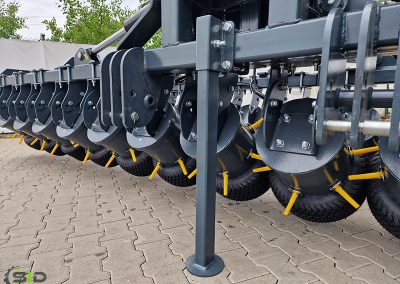 Tires weeder