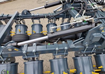 Tires weeder