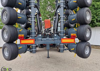 Tires weeder