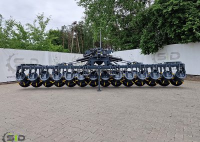 Tires weeder