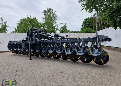 Tires weeder