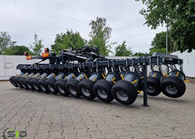 Tires weeder